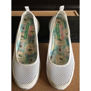 EUC Women's Skechers White Silver Slip On Walking Shoe Microburst Sudden Look 9